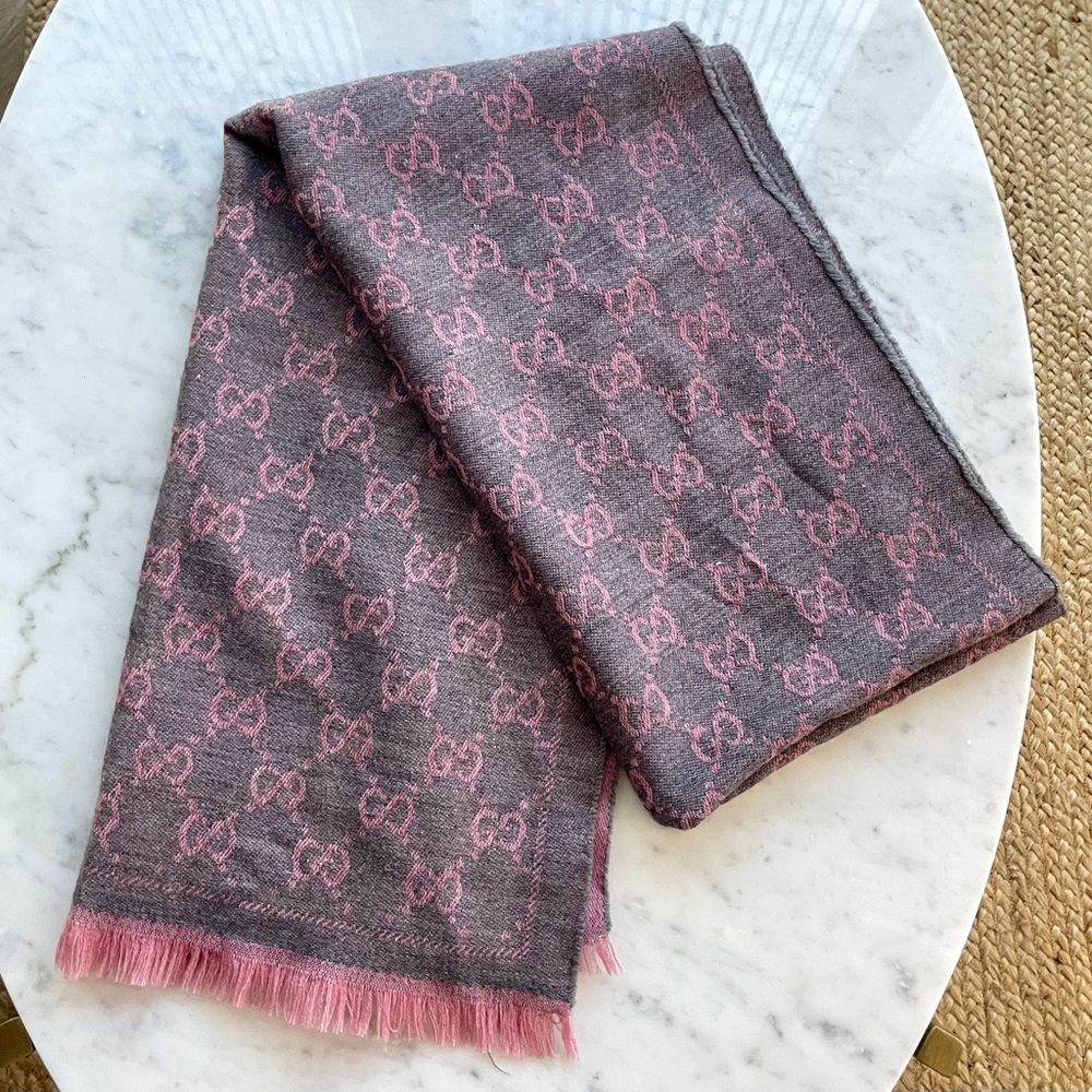 Gucci GG 100% wool wrap/scarf in grey with pink GGs, fringe, L, EUC - Picture 5 of 10